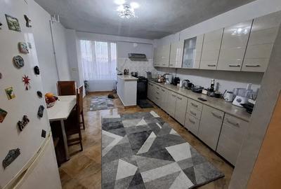 Apartament cu 4 camere decomandat în Central
