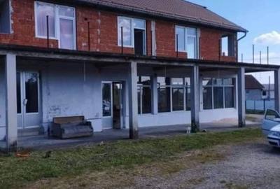 Casă cu 4 camere cu Teren 352 Mp în Ceica