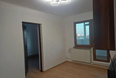 Apartament cu 3 camere semidecomandat, mobilat în Central