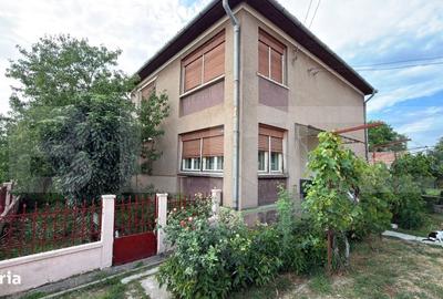 Casă cu 4 camere decomandat în Cărășeu