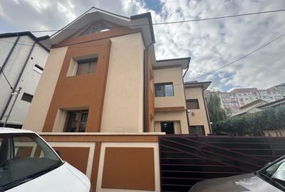 Casă individuală cu 8 camere cu Canalizare în 13 Septembrie - 2