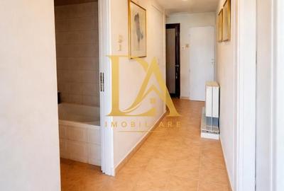 Apartament cu 3 camere semidecomandat în Dămăroaia