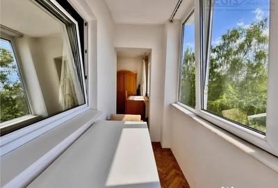 Apartament cu 4 camere decomandat în Sud