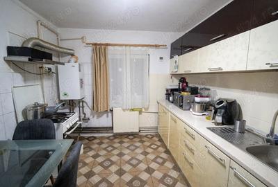 Apartament cu 4 camere decomandat în Sud