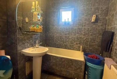 Apartament cu 3 camere decomandat în Costești - 4