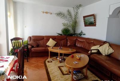 Casă cu 8 camere cu Teren 350 Mp în Eșelnița
