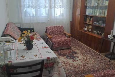 Apartament cu 3 camere semidecomandat în Banca Națională