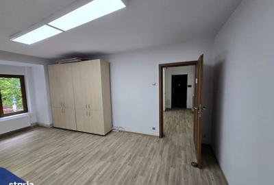 Apartament cu 3 camere semidecomandat în Unirii