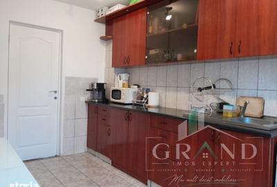 Apartament cu 3 camere decomandat în Zorilor