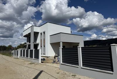 Casă cu 4 camere în Ștefănești