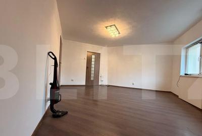 Apartament spa?ios cu 4 camere, 2 bai ?i camara, zona - 2