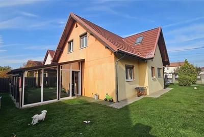 Casă cu 4 camere în Dumbrăvița