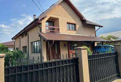 Casă cu 4 camere cu Teren 500 Mp în Central - 2