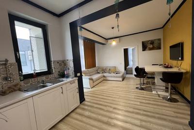 Apartament cu 3 camere decomandat, mobilat în Central