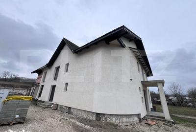 Casă cu Teren 3730 Mp în Stremț - 2