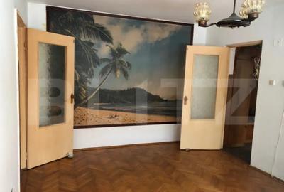 Apartament cu 3 camere semidecomandat în Micro 16