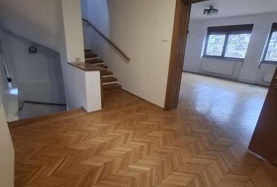 Casă individuală cu 6 camere cu Canalizare în Central - 2