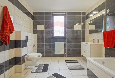 Casă cu 7 camere cu Teren 1167 Mp în Tractorul - 21