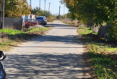 Teren de 2500 mp, în Glâmbocata