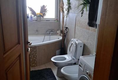 Vand apartament 3 camere(bloc nou),zona 300,et 1 - 3