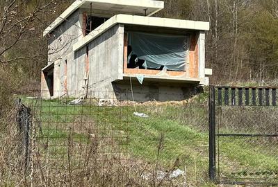 Casă cu 4 camere cu Teren 4038 Mp în Milcoiu - 3