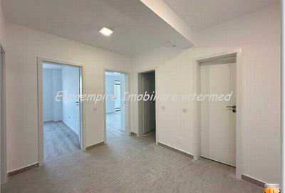 Apartament cu 3 camere decomandat în Primo