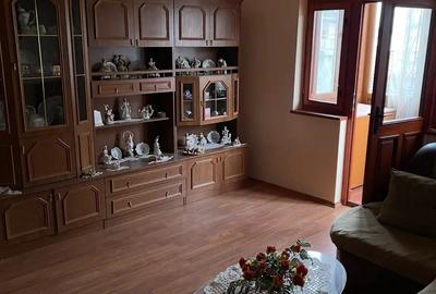 Apartament cu 3 camere de inchiriat