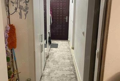 Apartament cu 3 camere,baie,hol,bucatarie si anexe - 1