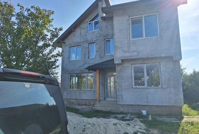 Casă cu 4 camere în Prelungirea Ghencea