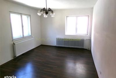 Casă cu 6 camere cu Teren 585 Mp în Central