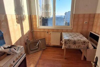 Apartament cu 3 camere semidecomandat în Policlinica - 1