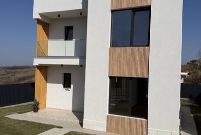 Casă cu 4 camere decomandat în Miroslava
