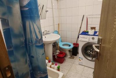 Apartament 4 camere, 2 bai. Blocul este din 1986 parter strada Soldat Croitoru V - 19