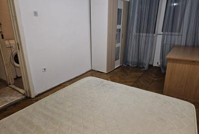 De inchiriat apartament cu trei camere , decomandat cu centrala proprie , etaj 1 - 3