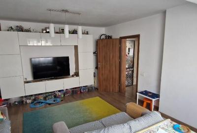 Apartament cu 3 camere semidecomandat în Baba Novac