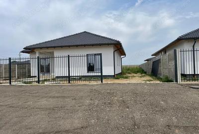Casa Individuala pe parter in Mosnita, Toate Utilitatile, Drum asfaltat 190.000 e