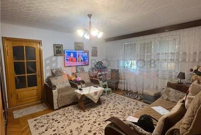 Apartament cu 3 camere semidecomandat în Micro 5