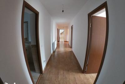 Casă cu 4 camere cu Teren 1000 Mp în Amara - 1