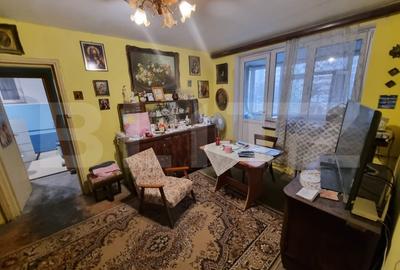 Apartament cu 3 camere semidecomandat în Calea București