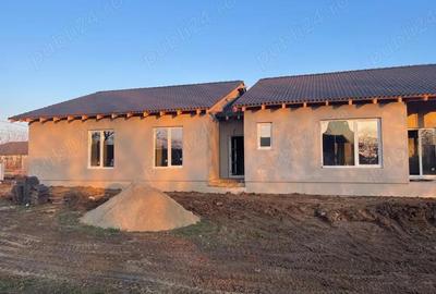 Casă cu Teren 415 Mp în Albina - 2