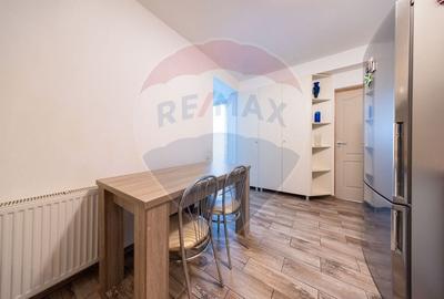 Apartament cu 3 camere decomandat în Tractorul - 25