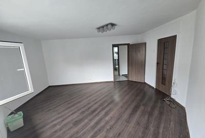 Etaj intermediar. Suprafata generoasa. 2 Bai. Boxa. - 3