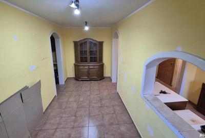 Vand apartament cu 3 camere, situat la etajul 2 din 4, in zona Lipovei - 2