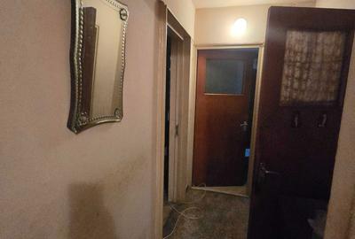 Apartament cu 3 camere decomandat în Titan