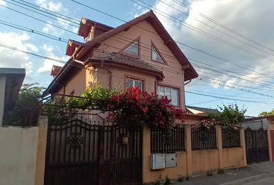 Casă individuală cu 10 camere cu Teren 331 Mp în Petricani - 2
