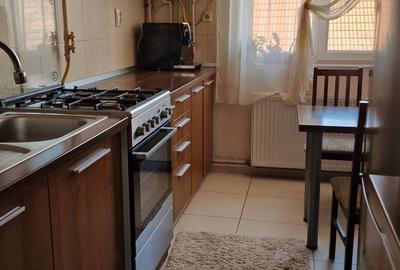 Apartament cu 3 camere semidecomandat în Central - 1