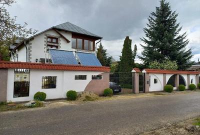 Casă cu 6 camere cu Teren 900 Mp în Pucioasa - 1