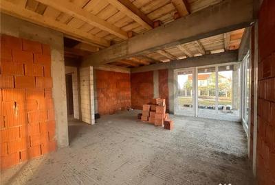 Casă cu 4 camere cu Teren 650 Mp în Paleu