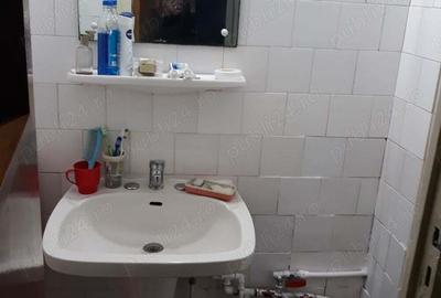 Vand ap.3 cam conf.1 decomandat.bloc de 4 etaje la etajul 4 - 3