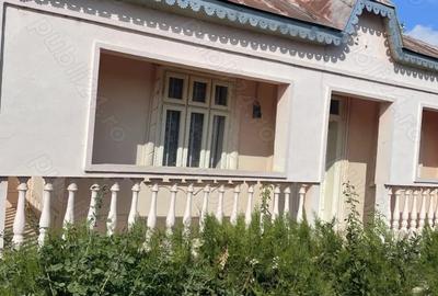 Casă cu 5 camere cu Teren 2820 Mp în Central - 1